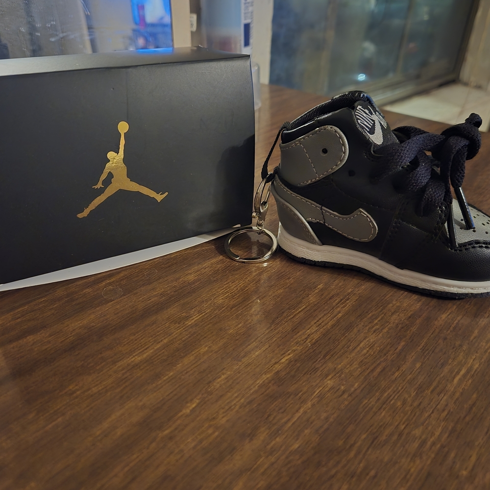 Jordan Charger Keychain W Box. - Picture 3 of 5